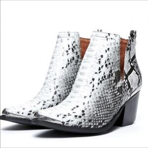 Jeffrey Campbell 6.5 Cromwell snakeskin booties